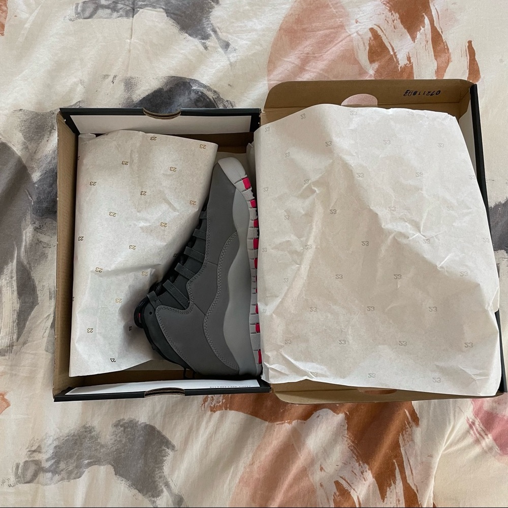 BNIB girl’s Jordan 10 in smoke grey and pink!  Size 6. - Picture 5 of 7